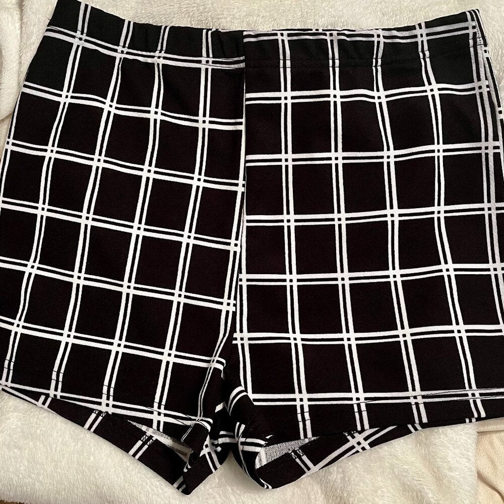 Shein Size L Black and White Checkered Short